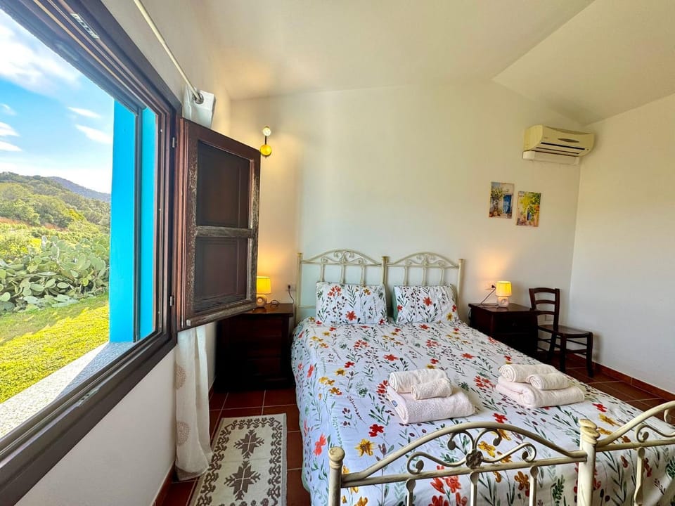 Bed, Natural landscape, Photo of the whole room, Bedroom