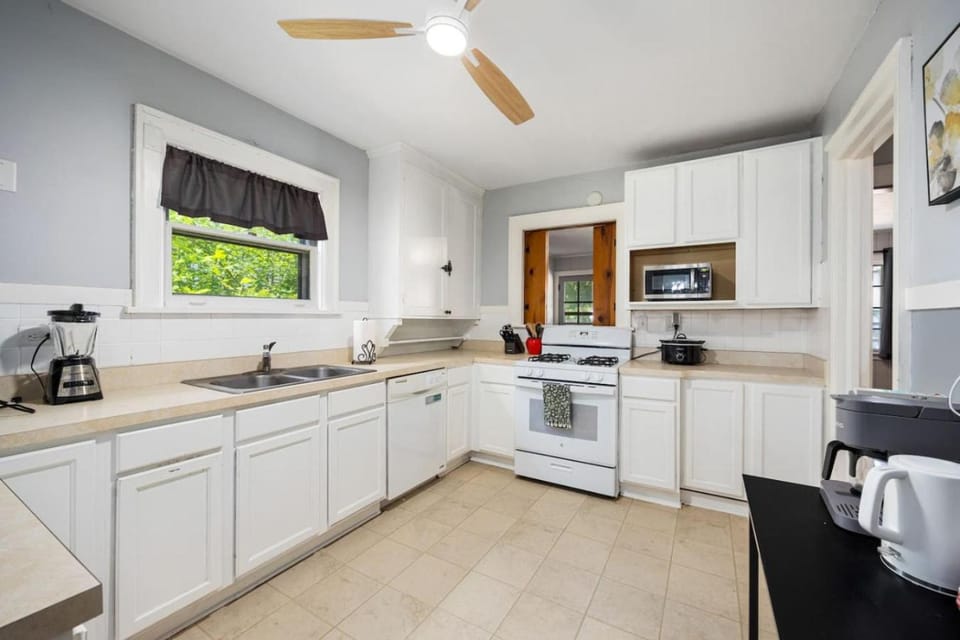 Private Room with Full Bed Cozy and Quiet House in Peoria