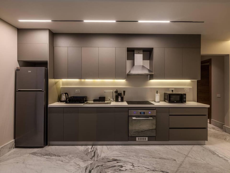 Coffee/tea facilities, Kitchen or kitchenette, oven, stove