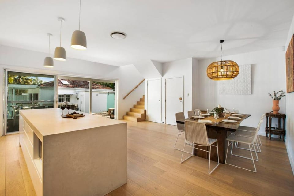 Sunlit Family Oasis with Pool Near to Manly Beach House in Sydney