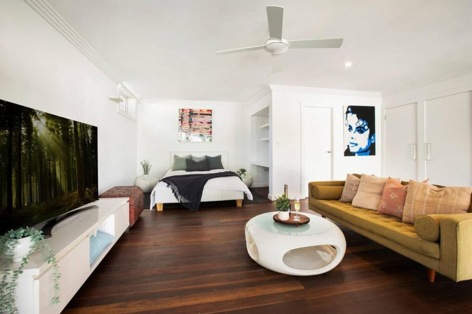 Sunlit Family Oasis with Pool Near to Manly Beach House in Sydney