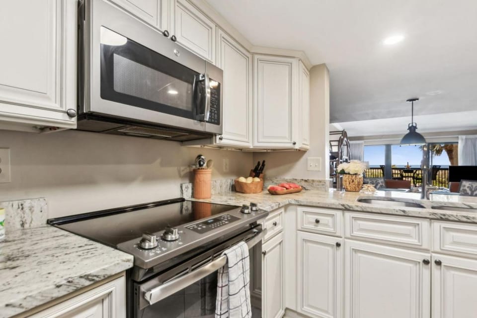 Amelia Surf and Racquet Club Condo - Ocean Front - 2nd Floor - Pools - Tennis Courts - Sleeps 6 House in Amelia Island
