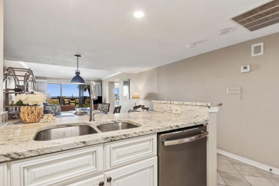 Amelia Surf and Racquet Club Condo - Ocean Front - 2nd Floor - Pools - Tennis Courts - Sleeps 6 House in Amelia Island