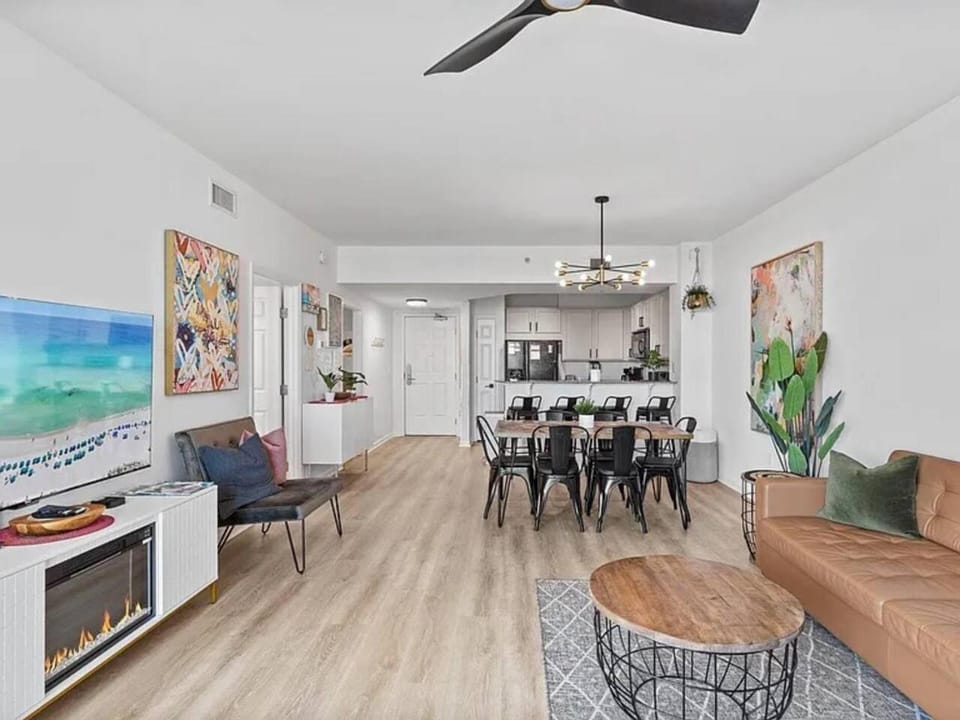 Kitchen or kitchenette, Living room, Seating area, Dining area