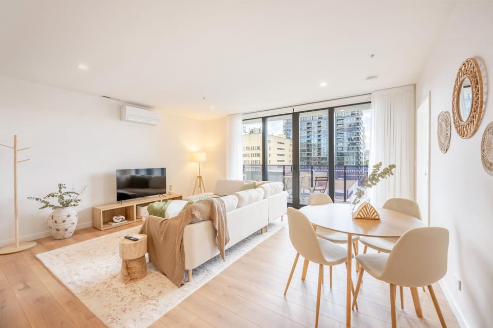 Communal lounge/ TV room, TV and multimedia, Living room, Seating area, Dining area, Evening entertainment