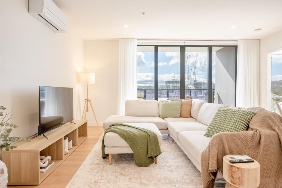 Communal lounge/ TV room, TV and multimedia, Living room, Seating area, Evening entertainment
