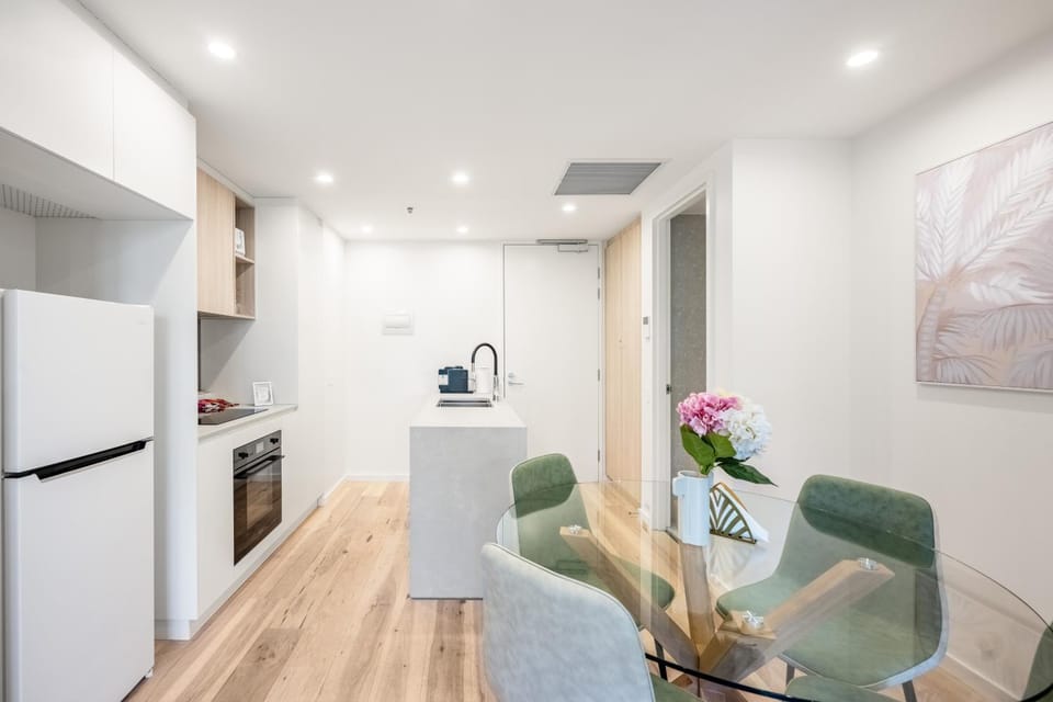 Coffee/tea facilities, Kitchen or kitchenette, Dining area, oven, stove, toaster