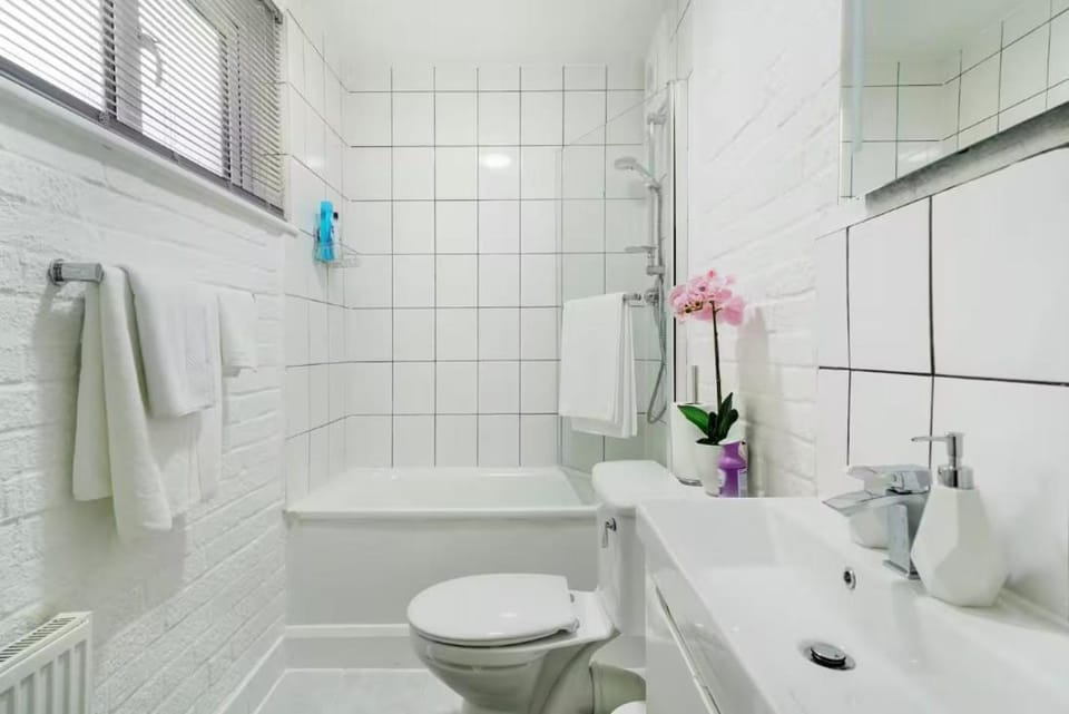 Your Brixton Escape Bright 2-Bed With Garden Apartment in London