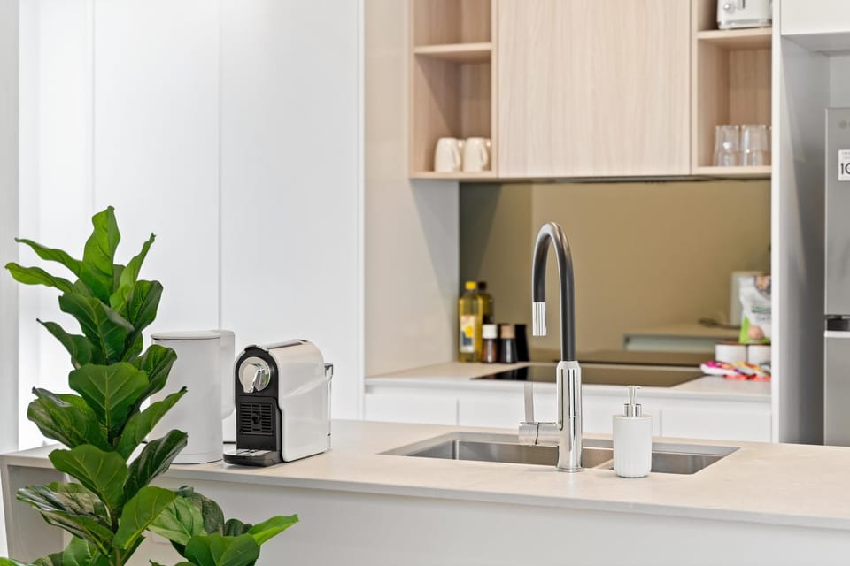 Coffee/tea facilities, Kitchen or kitchenette, stove