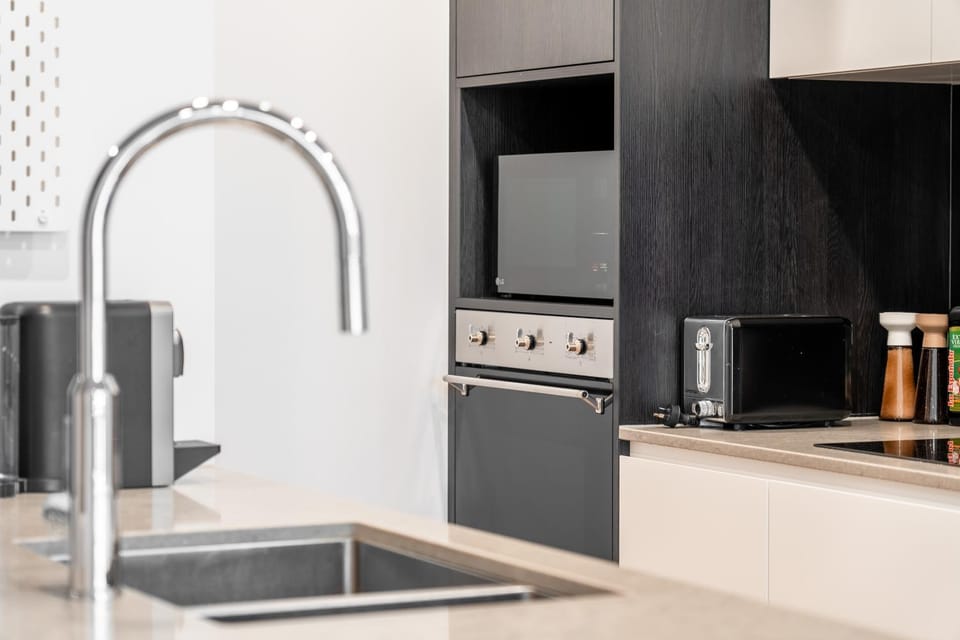 Coffee/tea facilities, Kitchen or kitchenette, oven, stove, toaster