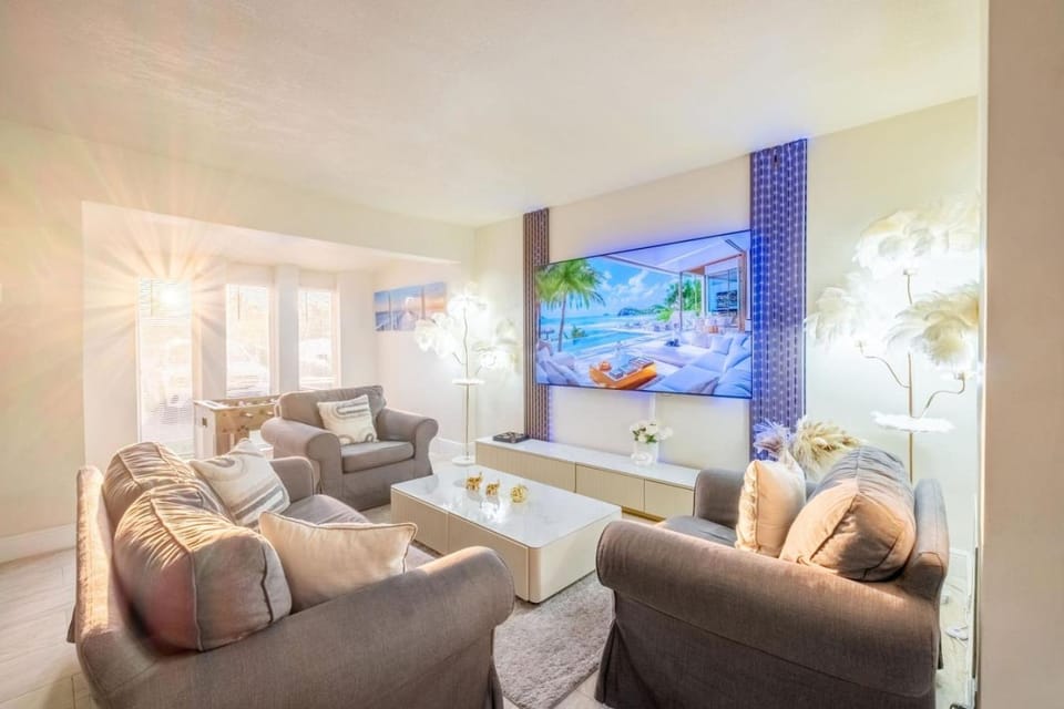 Communal lounge/ TV room, TV and multimedia, Living room, Seating area, Evening entertainment