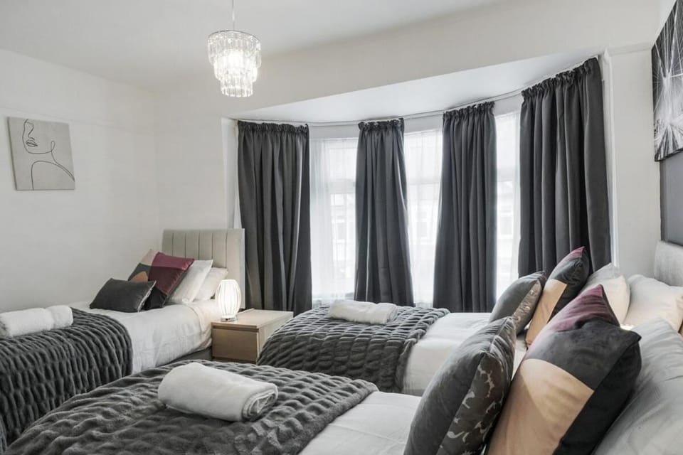 Work, Rest & Explore 4-Bed Flat Near Brixton Apartment in London