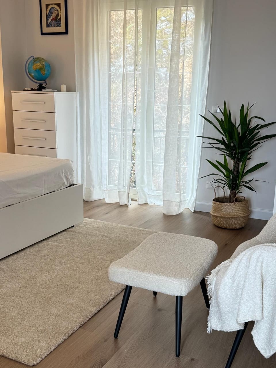 Photo of the whole room, Bedroom