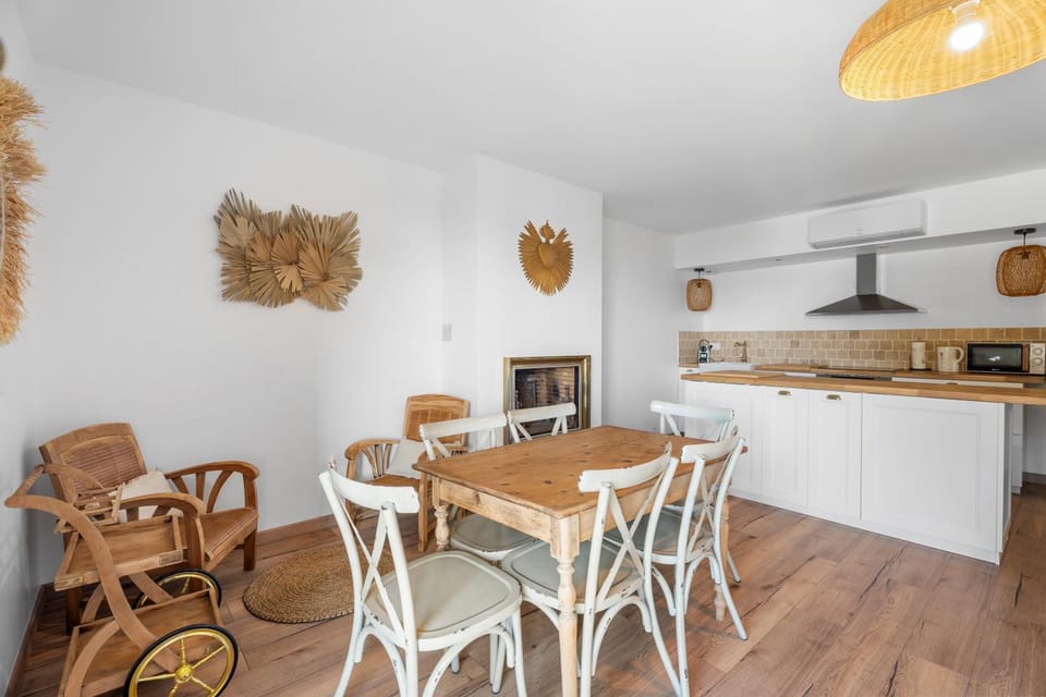 Property building, Kitchen or kitchenette, Living room