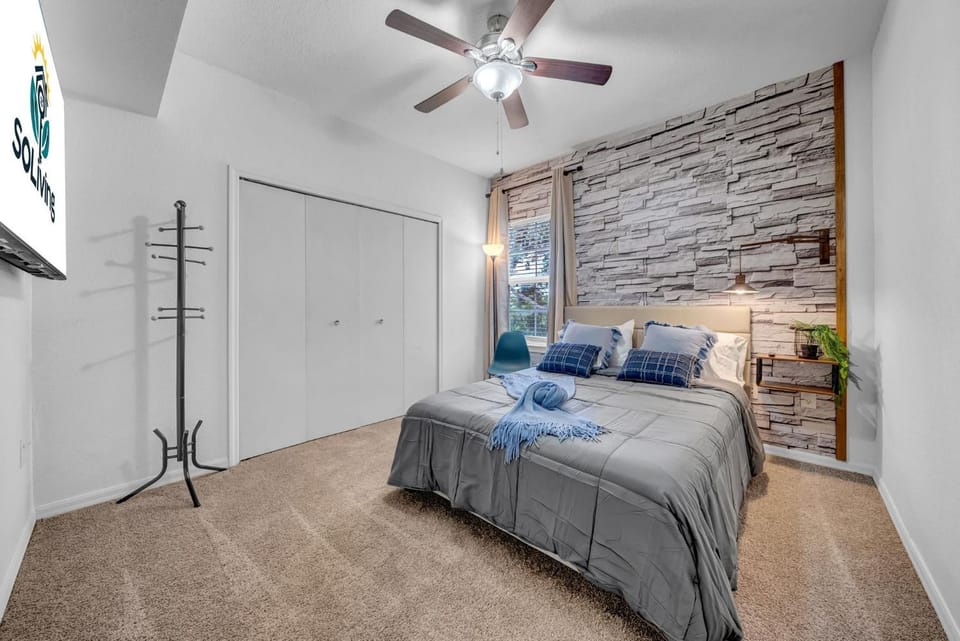 Vibrant 2BR2BA w King Bed Pool, Gym #11 Apartment in Town N Country