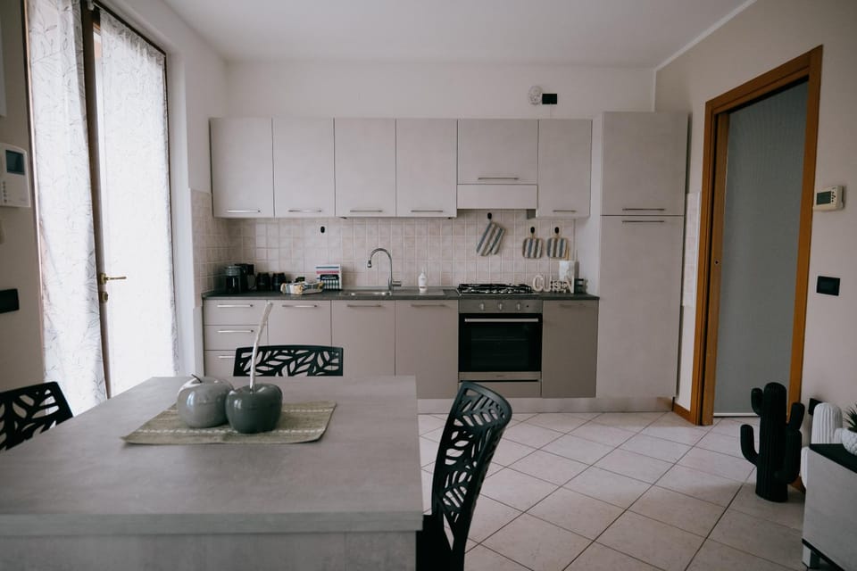 Kitchen or kitchenette, Dining area, stove