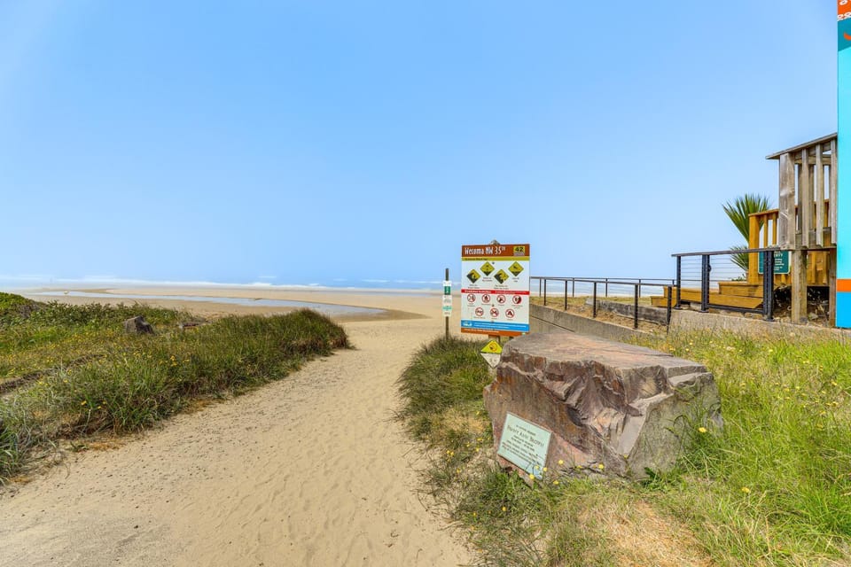 Walk to Beach: Dog-Friendly Home in Lincoln City House in Devils Lake