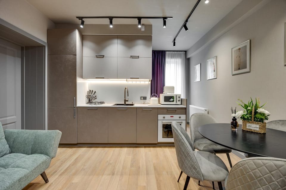 Kitchen or kitchenette, Living room, Seating area, Dining area