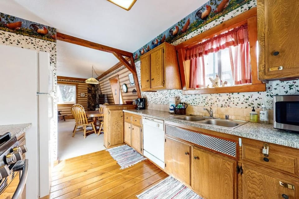 1.5 Miles to Bear Mtn: Red Cabin w/ Mountain View Deck & Wood Fireplace Cabin in Big Bear