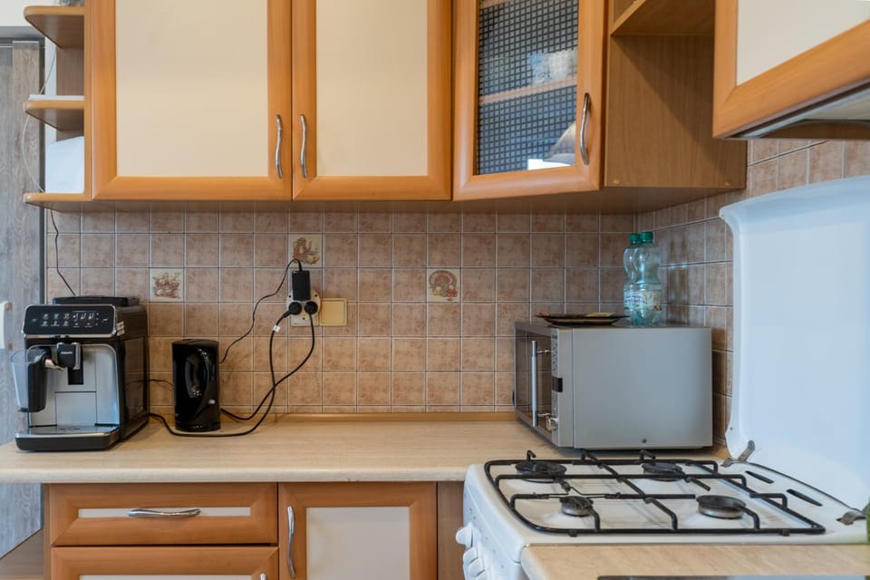 Coffee/tea facilities, Kitchen or kitchenette, stove
