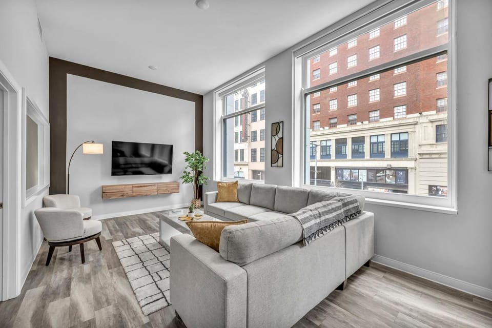 Luxe Flat with Heated Pool Sauna Rooftop Deck Gym Apartment in Cleveland Heights