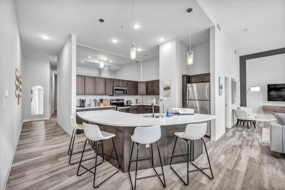 Luxe Flat with Heated Pool Sauna Rooftop Deck Gym Apartment in Cleveland Heights