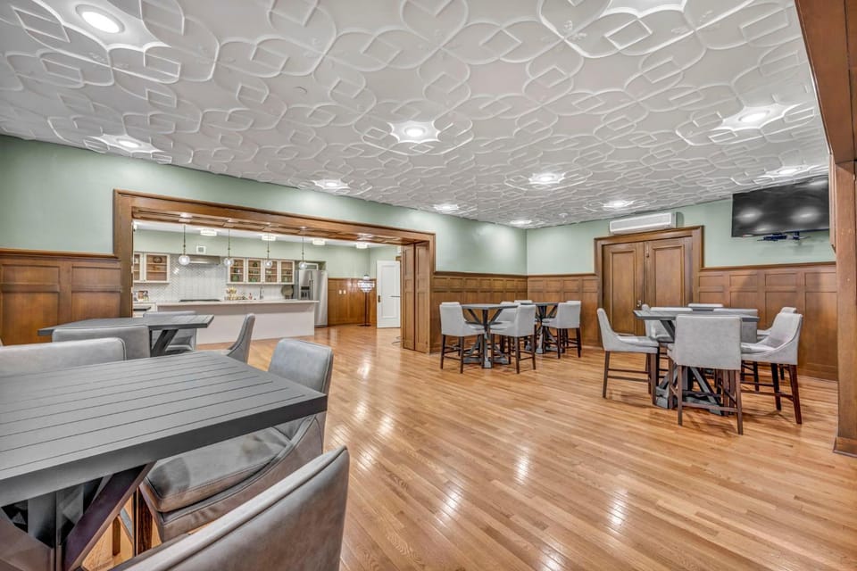 Luxe Flat with Heated Pool Sauna Rooftop Deck Gym Apartment in Cleveland Heights