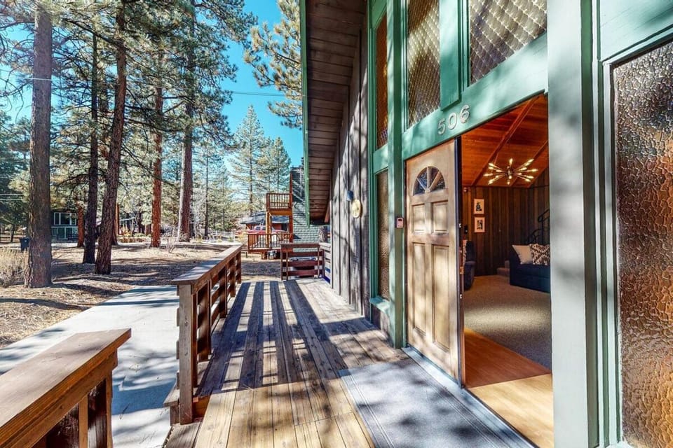 Pinewood Haus ~ Beautiful & Convenient 1960s Cabin w/ Wood Stove, near Skiing & Lake Attractions Cabin in Big Bear