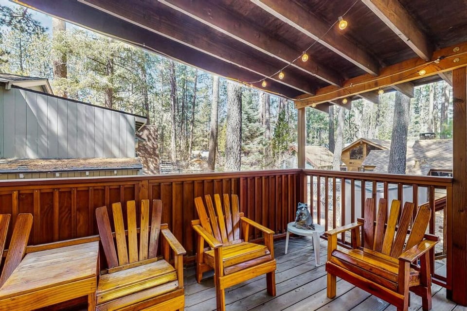 Bristlecone Cottage ~ Ideally Located Cabin Near Skiing & Hiking w/ Wood Stove & Full Kitchen Cabin in Big Bear