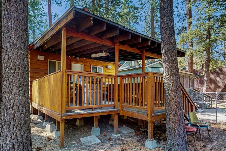 Bristlecone Cottage ~ Ideally Located Cabin Near Skiing & Hiking w/ Wood Stove & Full Kitchen Cabin in Big Bear