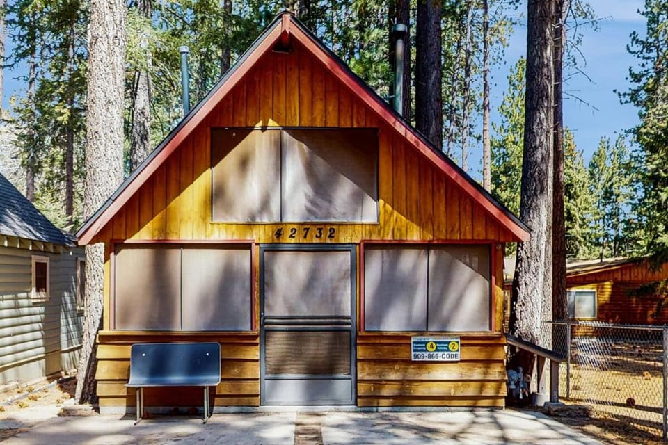Bristlecone Cottage ~ Ideally Located Cabin Near Skiing & Hiking w/ Wood Stove & Full Kitchen Cabin in Big Bear