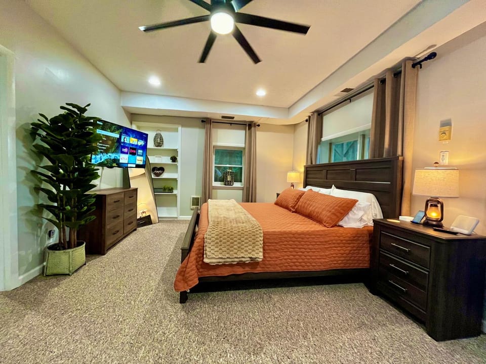 Bed, TV and multimedia, Photo of the whole room, Bedroom