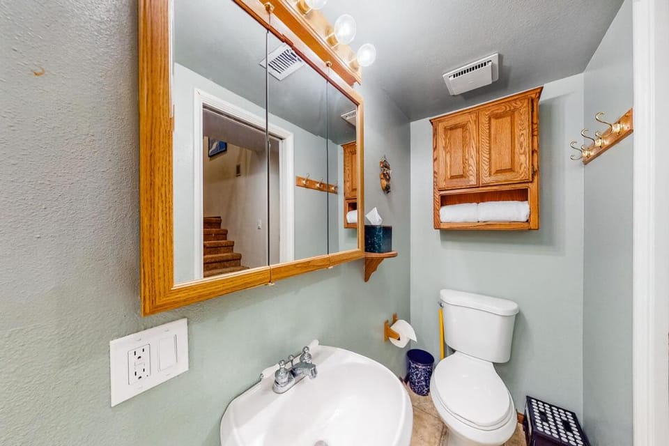 Rosie's Hideaway ~ Spacious Retreat Near the Mountain & Lake with Grill & Full Kitchen House in Big Bear