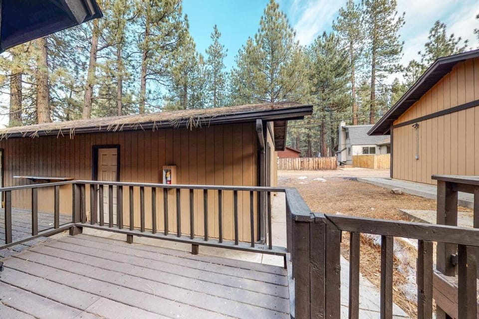 Rosie's Hideaway ~ Spacious Retreat Near the Mountain & Lake with Grill & Full Kitchen House in Big Bear