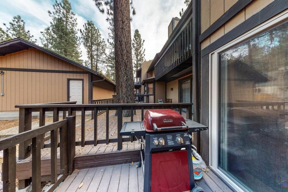 Rosie's Hideaway ~ Spacious Retreat Near the Mountain & Lake with Grill & Full Kitchen House in Big Bear