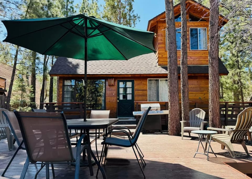 The Wilkie Cabin ~ Calming home hideaway in the woods with fireplace, balcony, grill, & board games Cabin in Big Bear