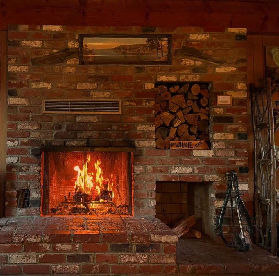 The Wilkie Cabin ~ Calming home hideaway in the woods with fireplace, balcony, grill, & board games Cabin in Big Bear
