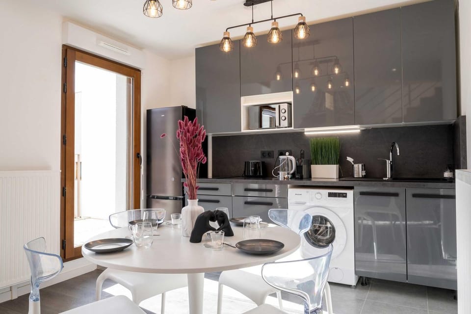Kitchen or kitchenette, Dining area