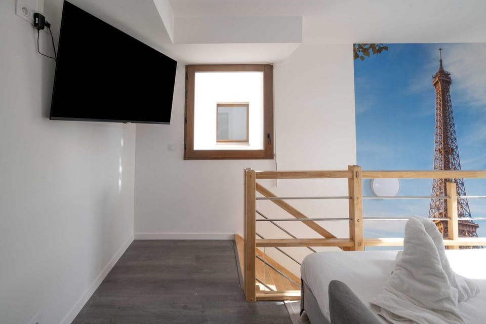 Bed, TV and multimedia