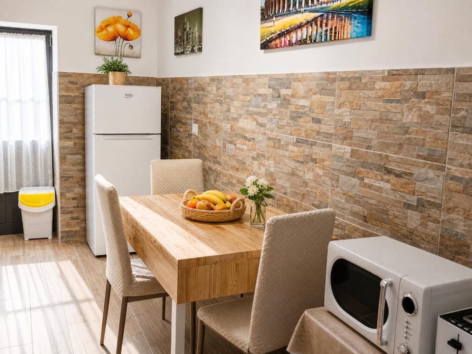 Kitchen or kitchenette, Dining area
