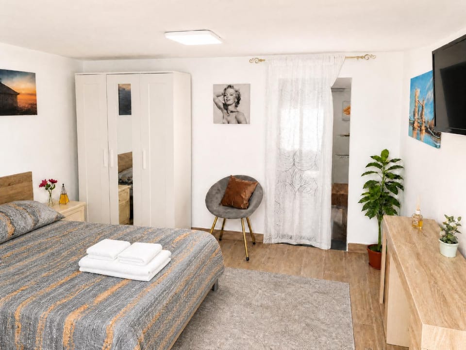 TV and multimedia, Bedroom, towels