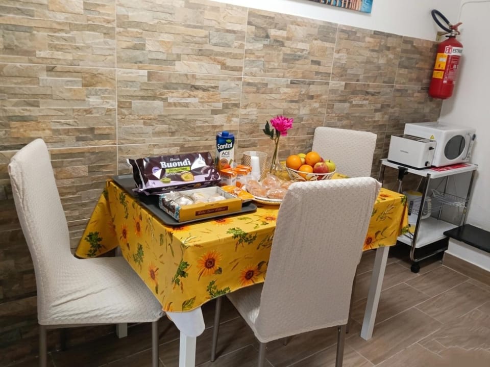 Coffee/tea facilities, Dining area, Breakfast, toaster