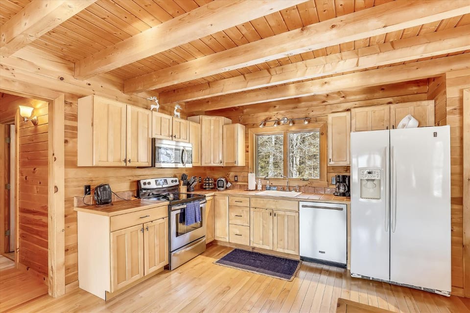 Aspen's Run: 3 br log cabin, wood stove, deck, firepit, window a/c by Stowe Country Homes Cabin in Morristown