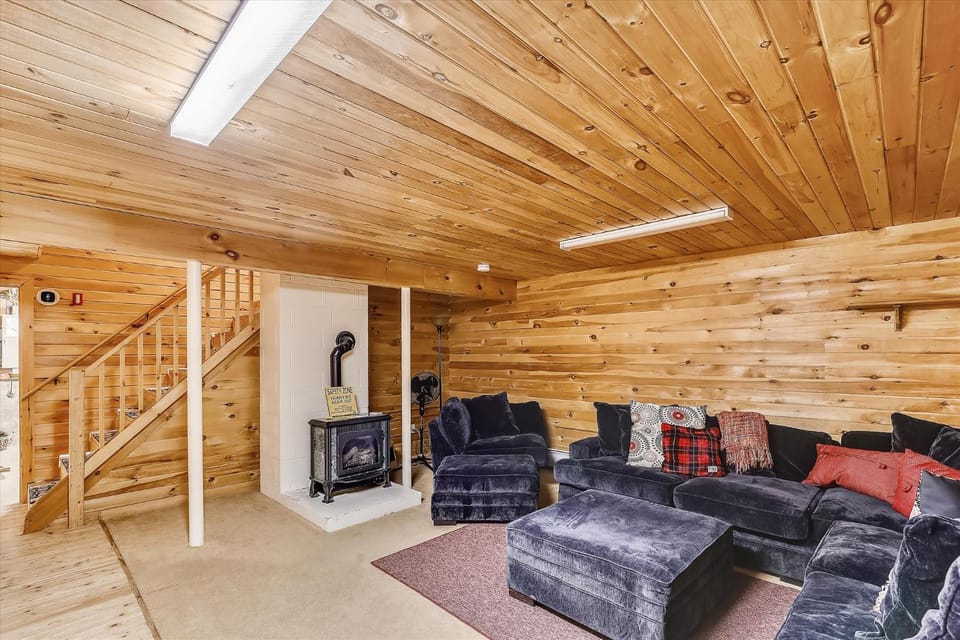Aspen's Run: 3 br log cabin, wood stove, deck, firepit, window a/c by Stowe Country Homes Cabin in Morristown