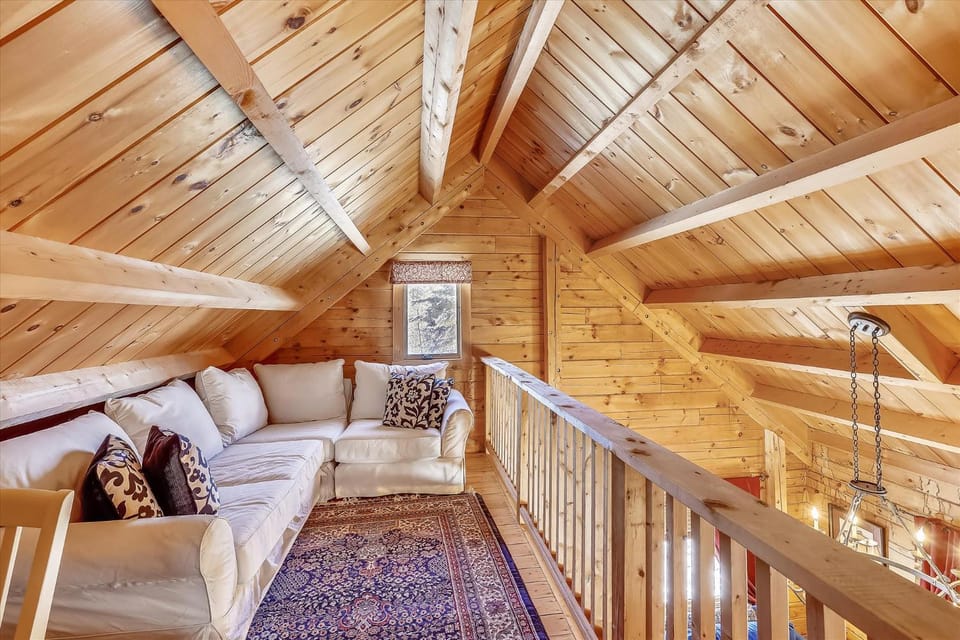 Aspen's Run: 3 br log cabin, wood stove, deck, firepit, window a/c by Stowe Country Homes Cabin in Morristown