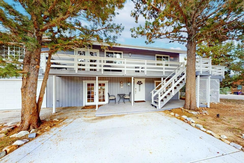 Brewer Escape ~ Modern, newly renovated escape with mountain views - five minutes to town House in Southern California