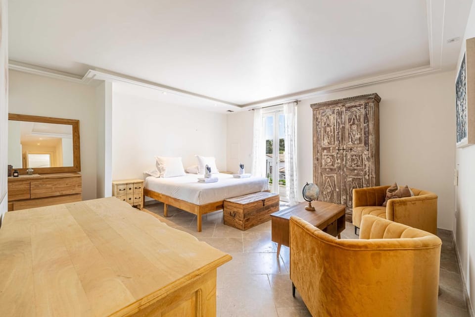 Bed, Seating area