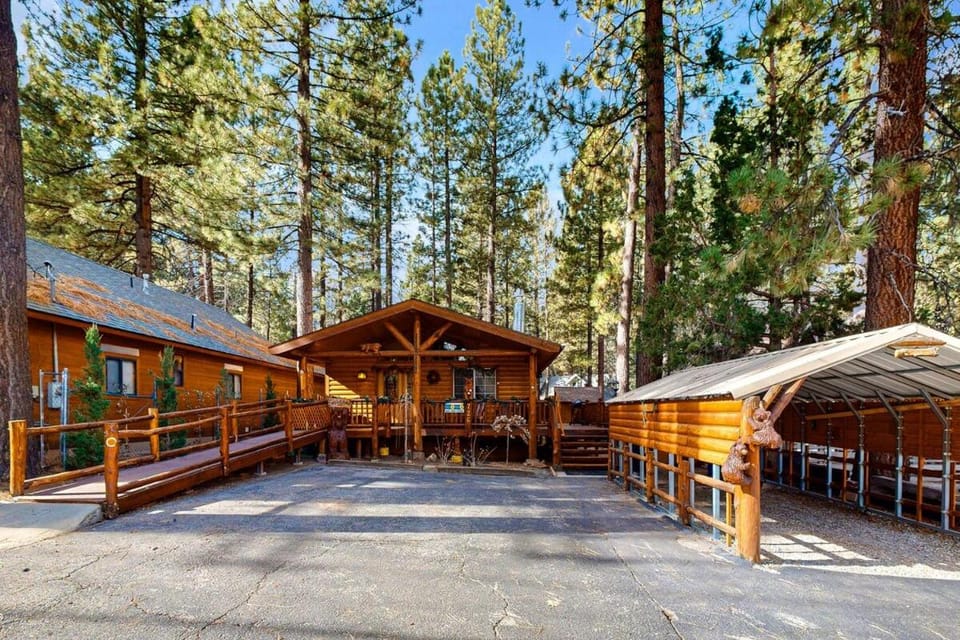 Craftsman Hideaway ~ Cabin near the lake and zoo with fireplace, full kitchen, patio, & BBQ Cabin in Big Bear
