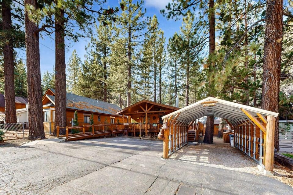 Craftsman Hideaway ~ Cabin near the lake and zoo with fireplace, full kitchen, patio, & BBQ Cabin in Big Bear