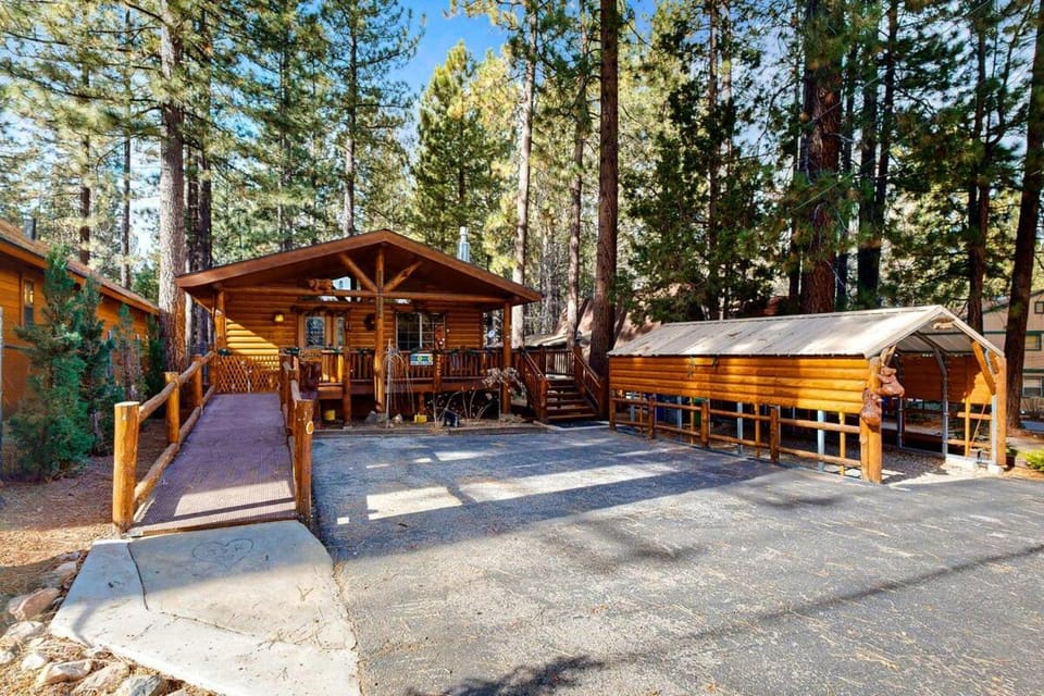 Craftsman Hideaway ~ Cabin near the lake and zoo with fireplace, full kitchen, patio, & BBQ Cabin in Big Bear